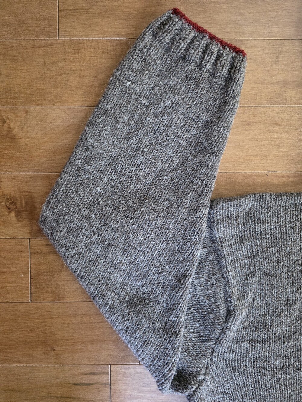 Kumbeshwar 100% Pure New Wool Boho Sweater – Size M – Brownish-Gray / Merlot Red - Picture 3 of 6